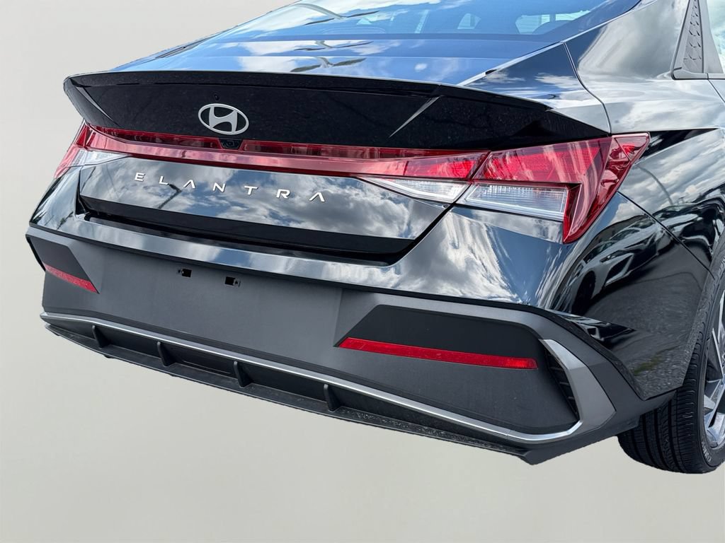 Used 2025 Hyundai Elantra Sport FWD image 10