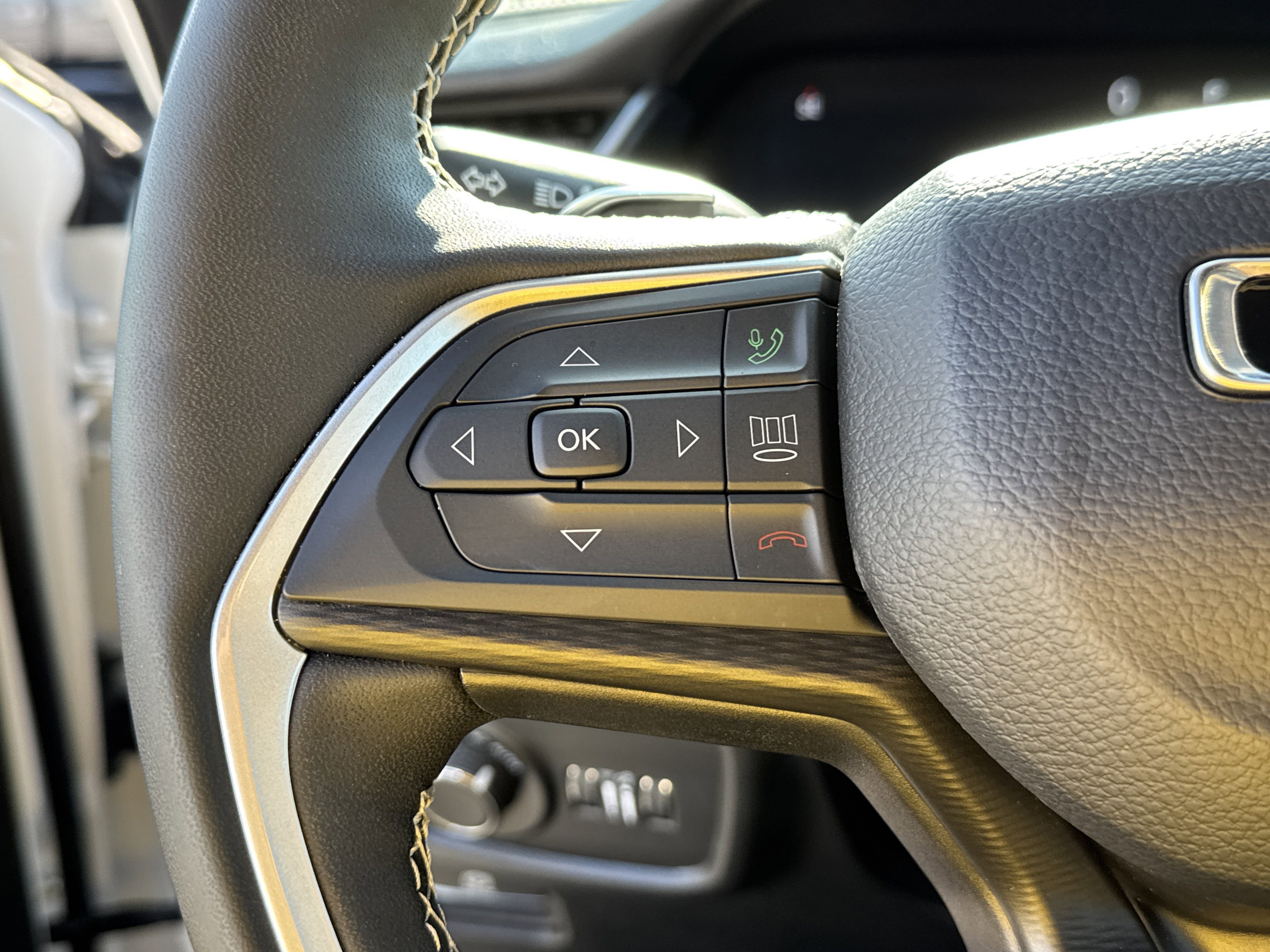 Used 2025 Jeep Grand Cherokee Laredo w/ Luxury Tech Group I image 29