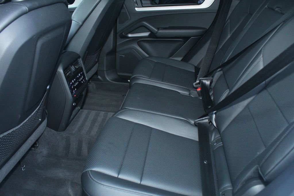 Certified 2025 Porsche Cayenne image 25