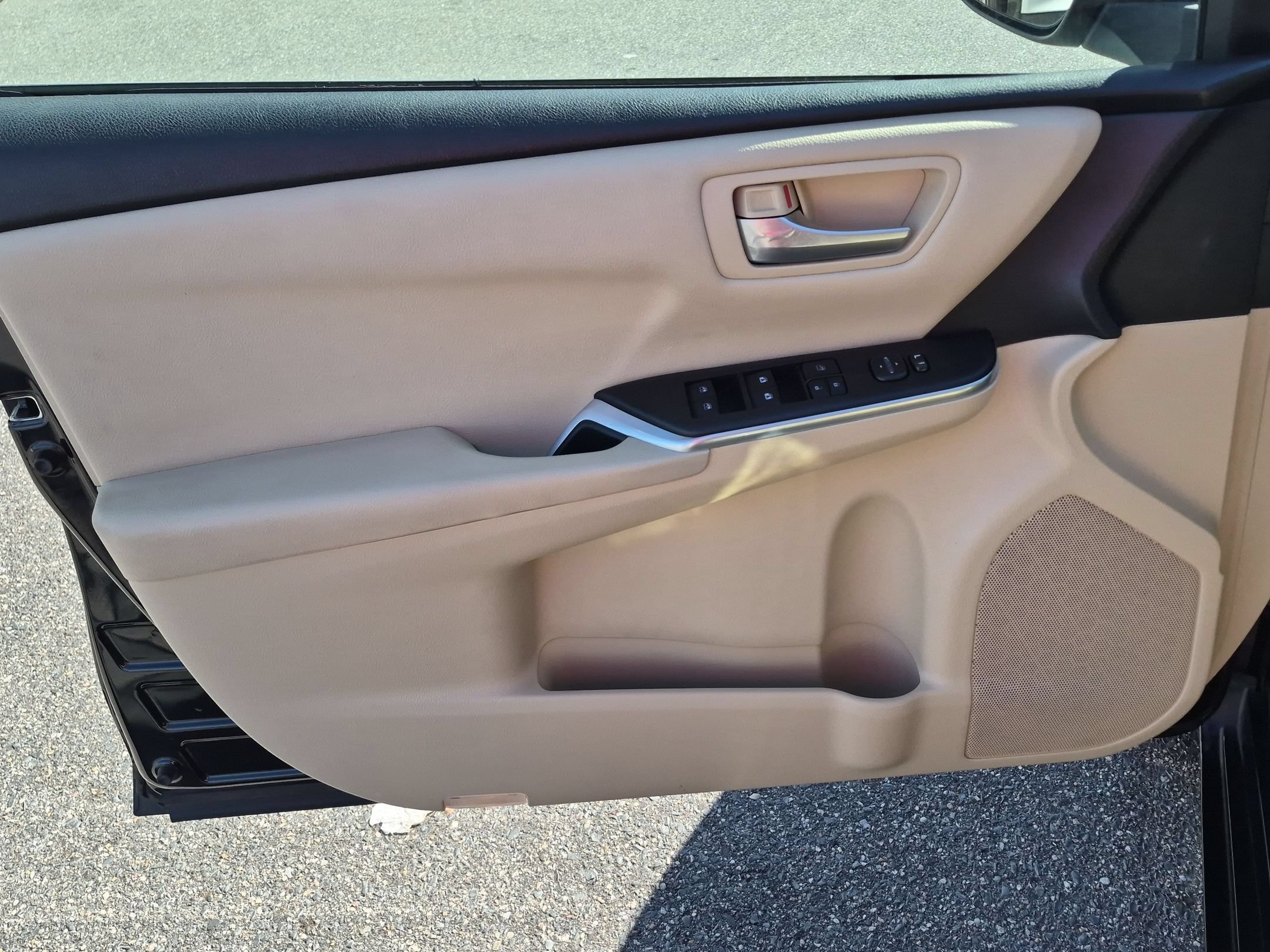 Used 2016 Toyota Camry LE FWD image 12