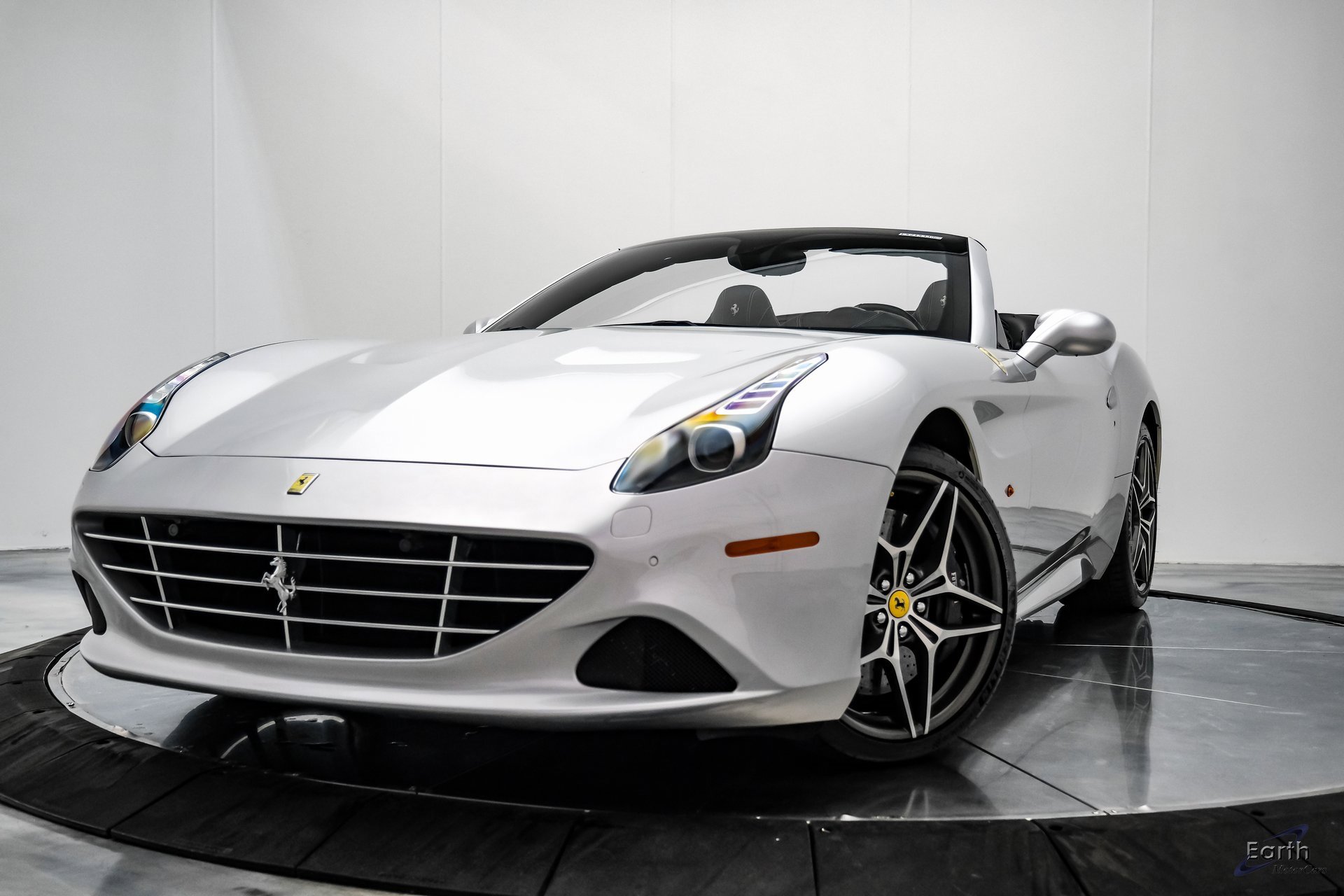 Used 2016 Ferrari California T image 5