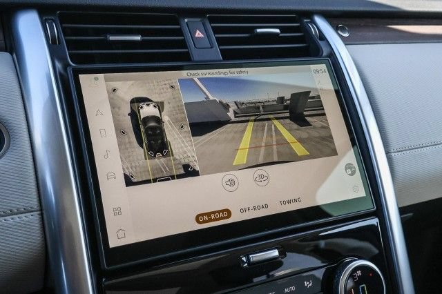 Certified 2025 Land Rover Discovery Dynamic SE AWD/4WD image 19
