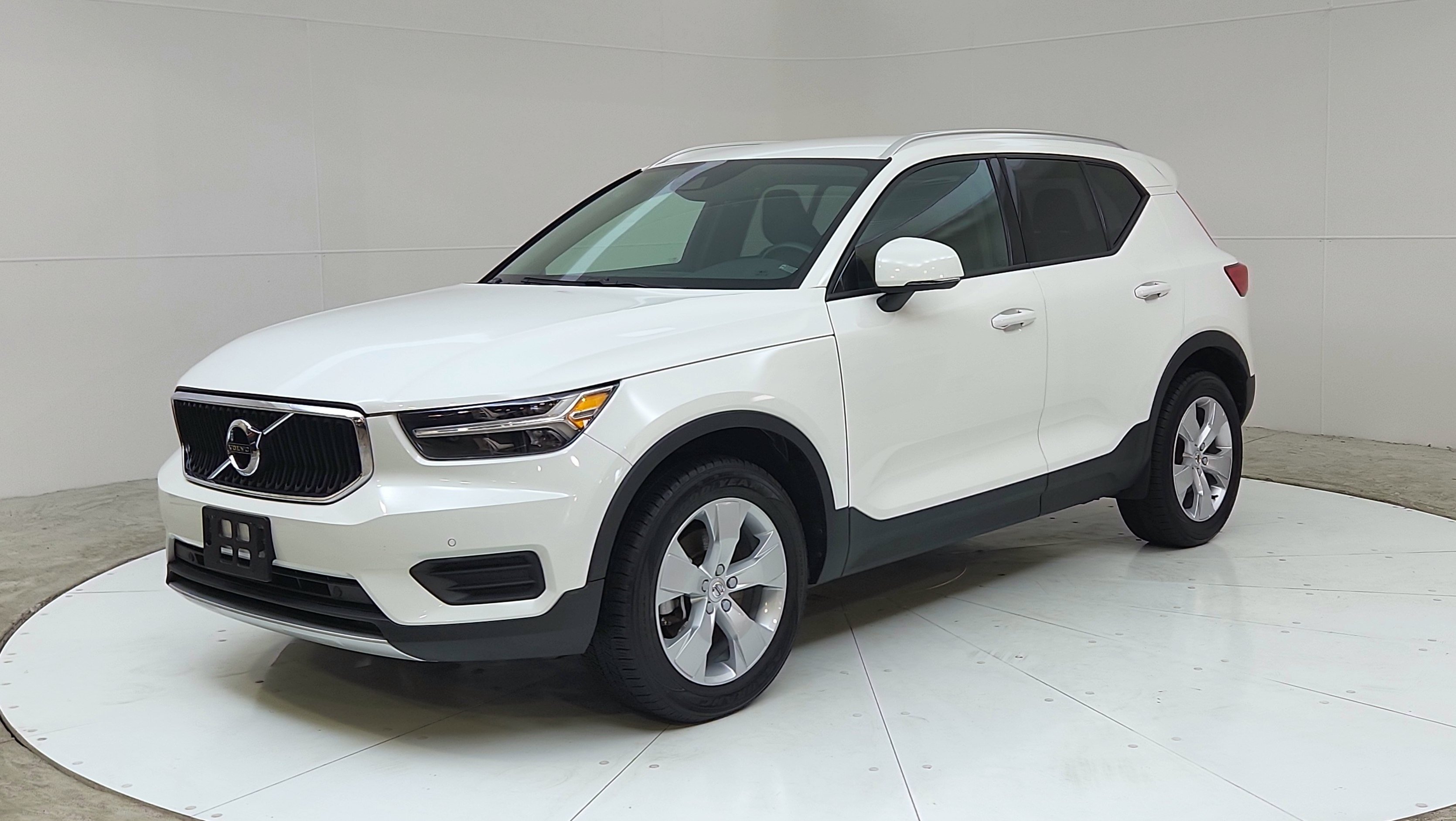 Used 2020 Volvo XC40 T4 Momentum FWD image 3
