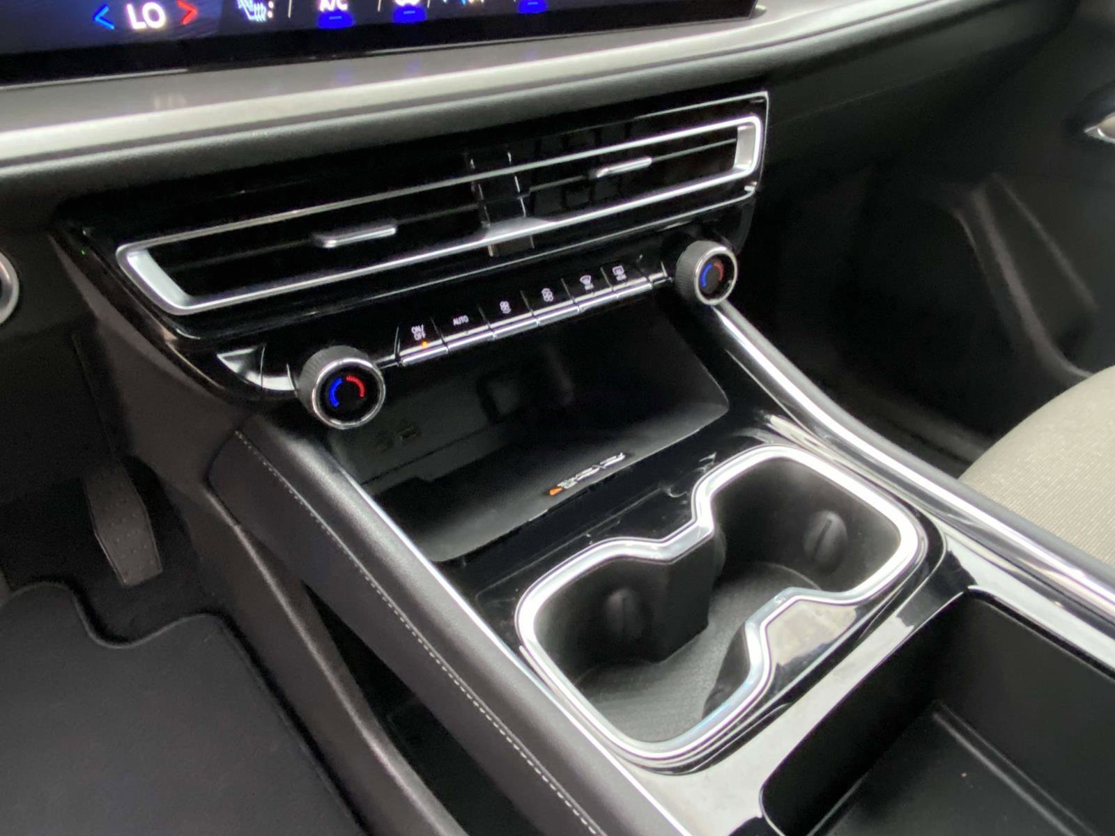 Used 2025 Chevrolet Traverse LT image 11