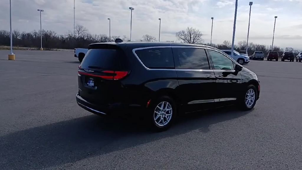 Used 2024 Chrysler Pacifica Touring-L image 8