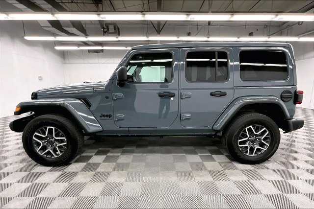 Used 2026 Jeep Wrangler Unlimited Sahara AWD/4WD image 14