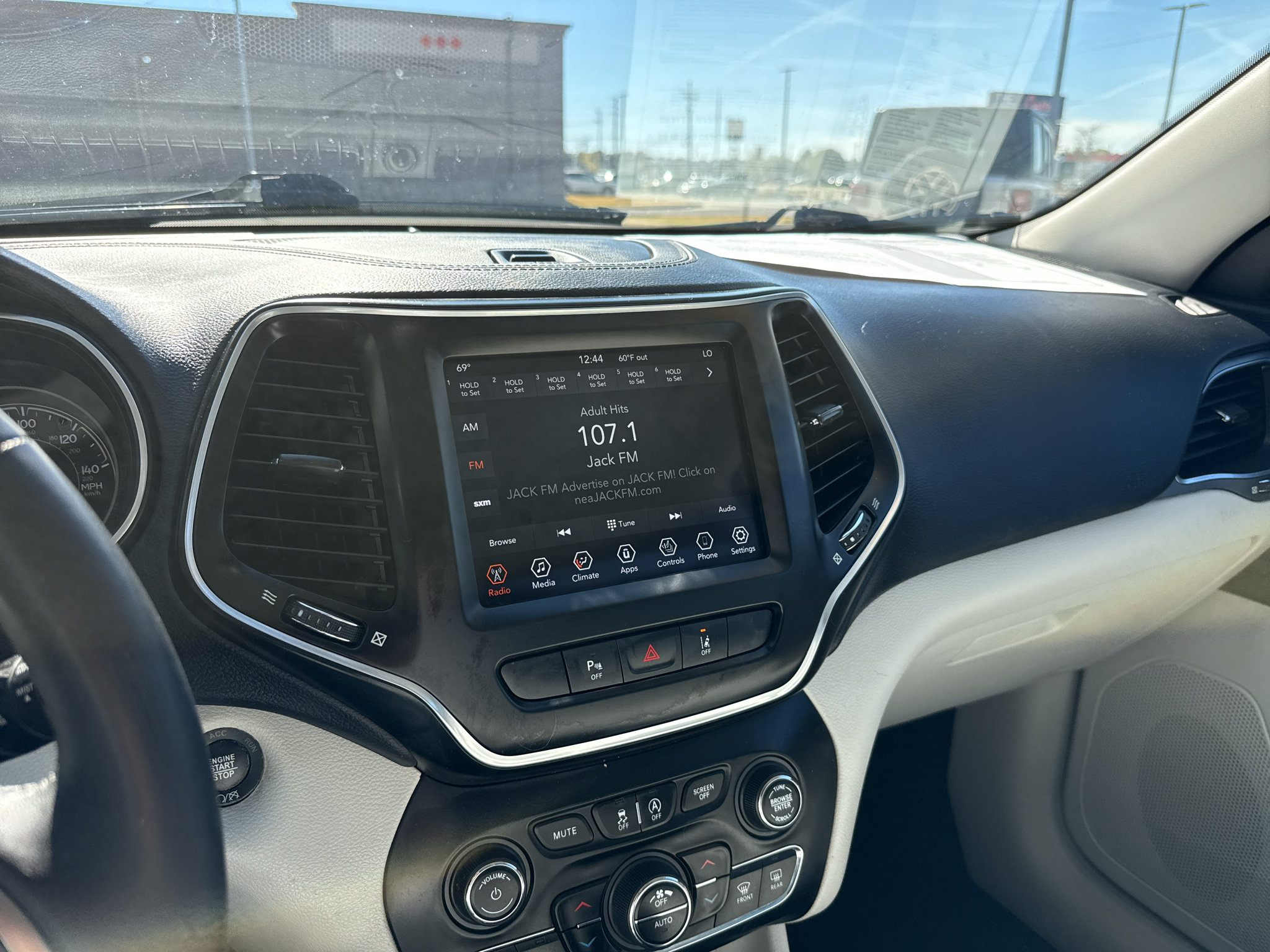 Used 2021 Jeep Cherokee Latitude Lux w/ Comfort/Convenience Group FWD image 23