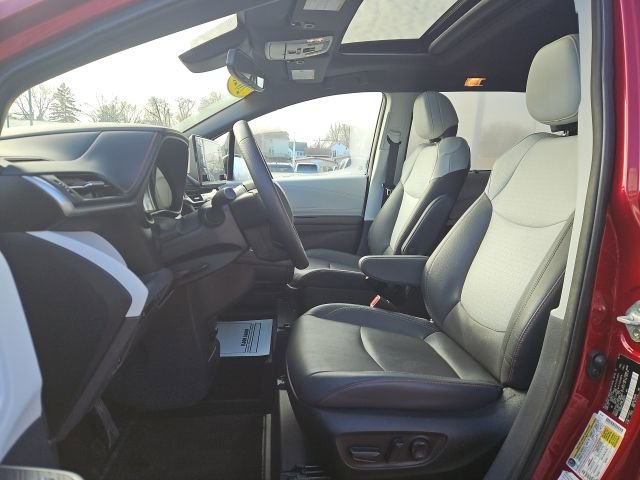 Used 2023 Toyota Sienna XSE w/ XSE Plus Package image 32