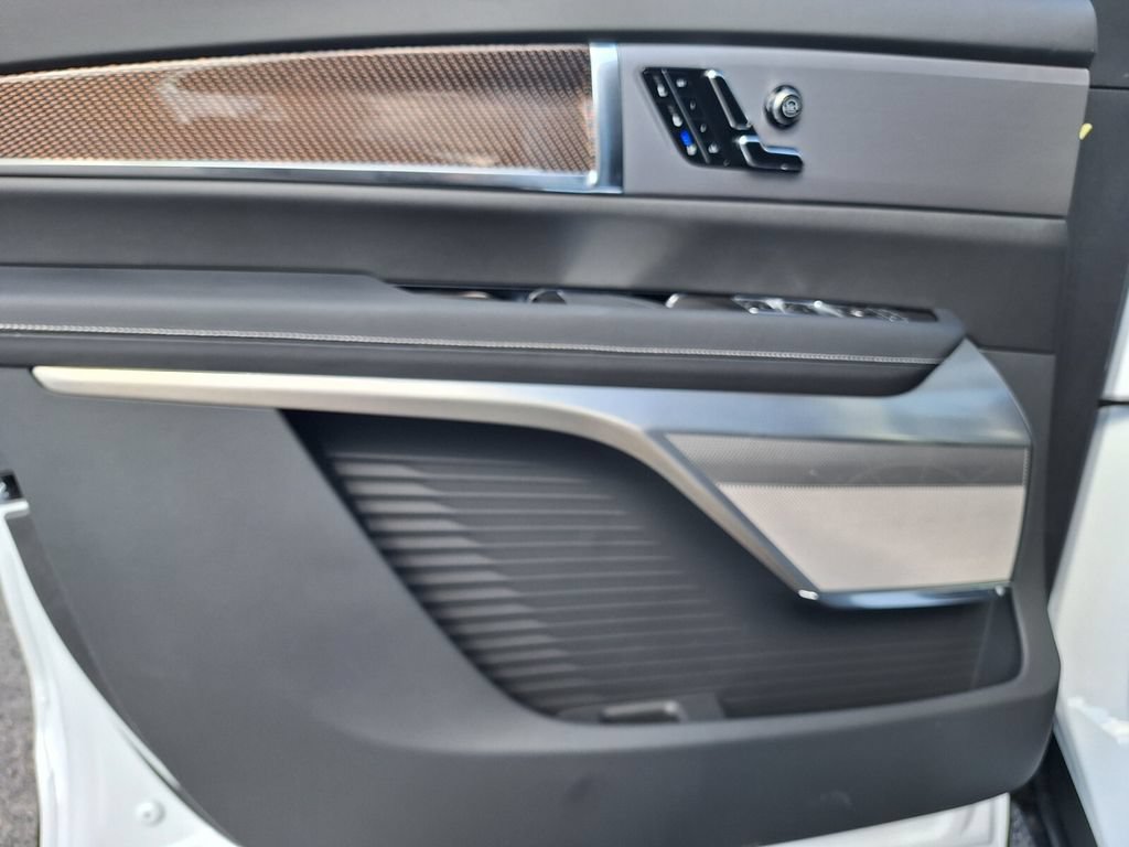 New 2027 Cadillac Vistiq Luxury w/ LPO, Floor Liner Package AWD/4WD image 34
