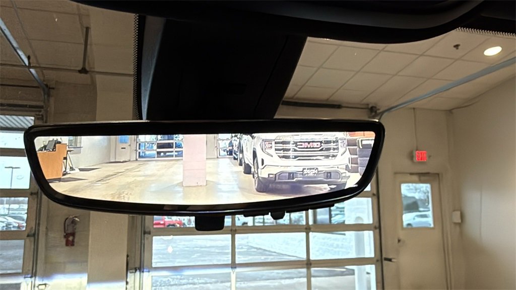 Used 2023 Chevrolet Traverse RS image 35