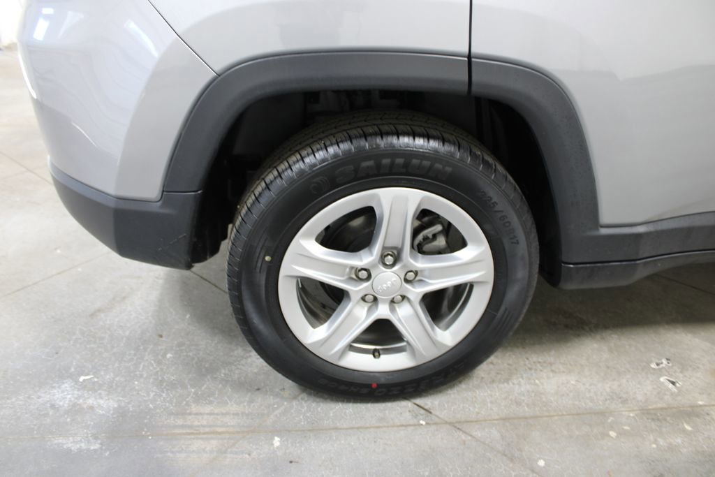 Used 2024 Jeep Compass Latitude image 34