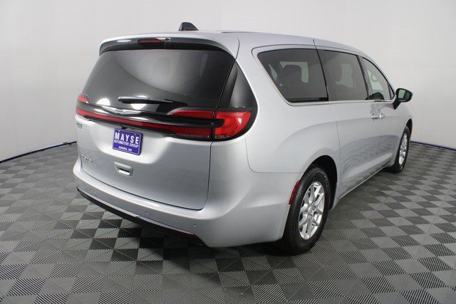 New 2026 Chrysler Pacifica Select image 28