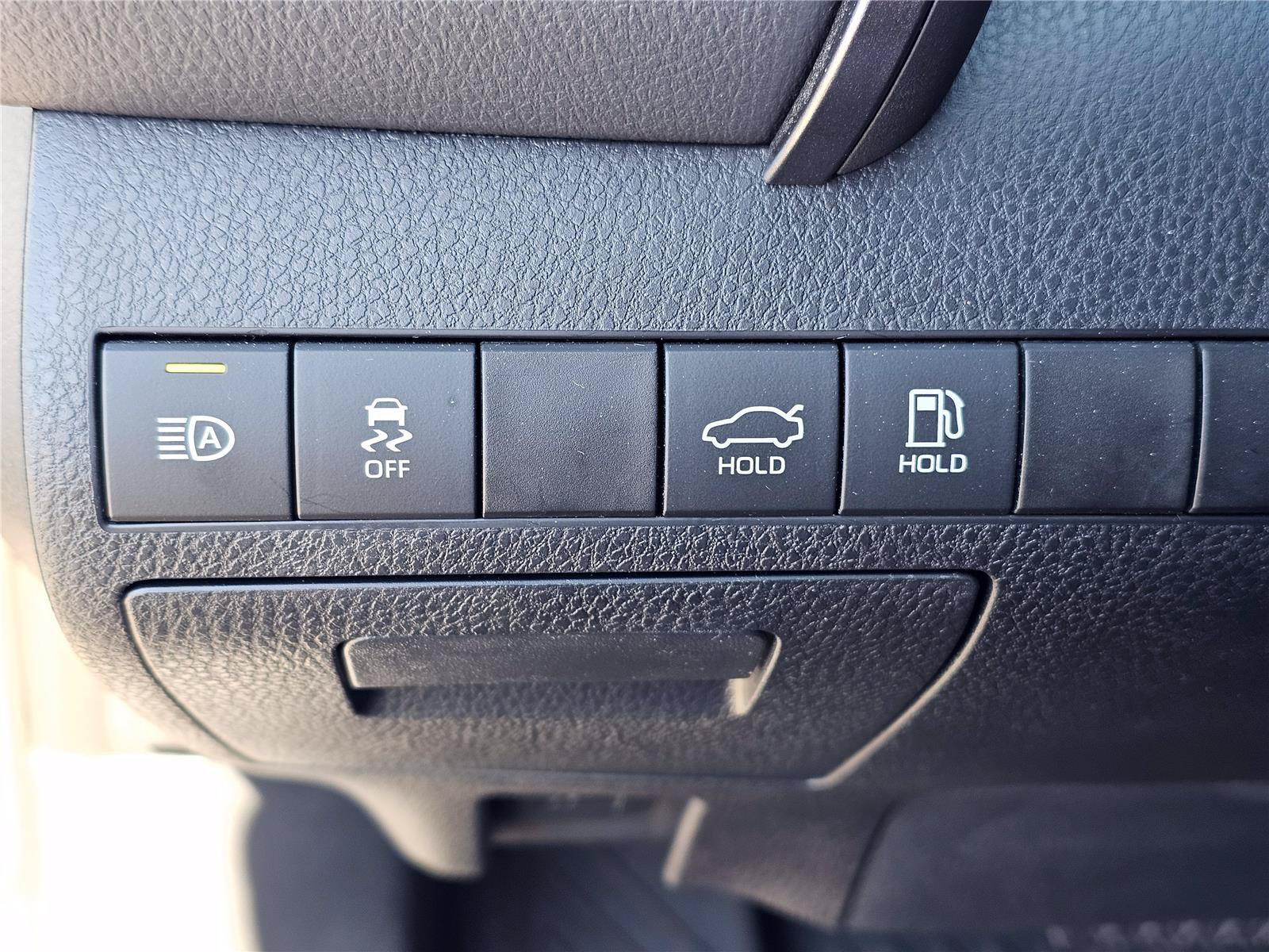 Used 2020 Toyota Camry SE FWD image 18