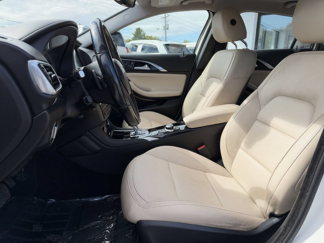 Used 2017 INFINITI QX30 Premium w/ Navigation Package FWD image 12