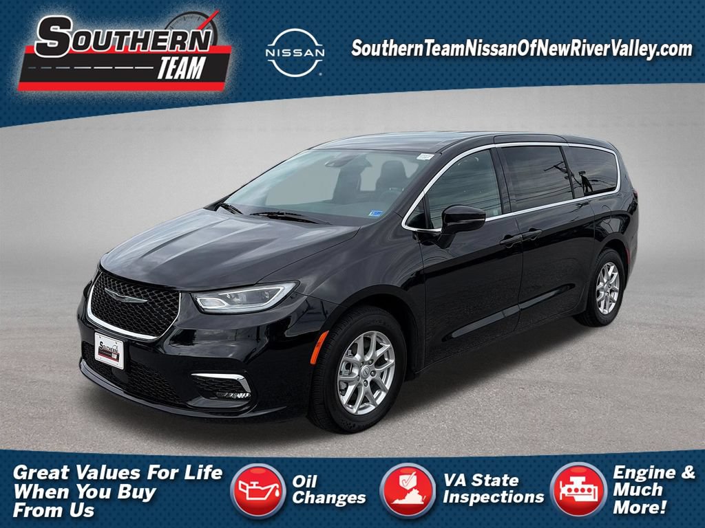 Used 2025 Chrysler Pacifica Select