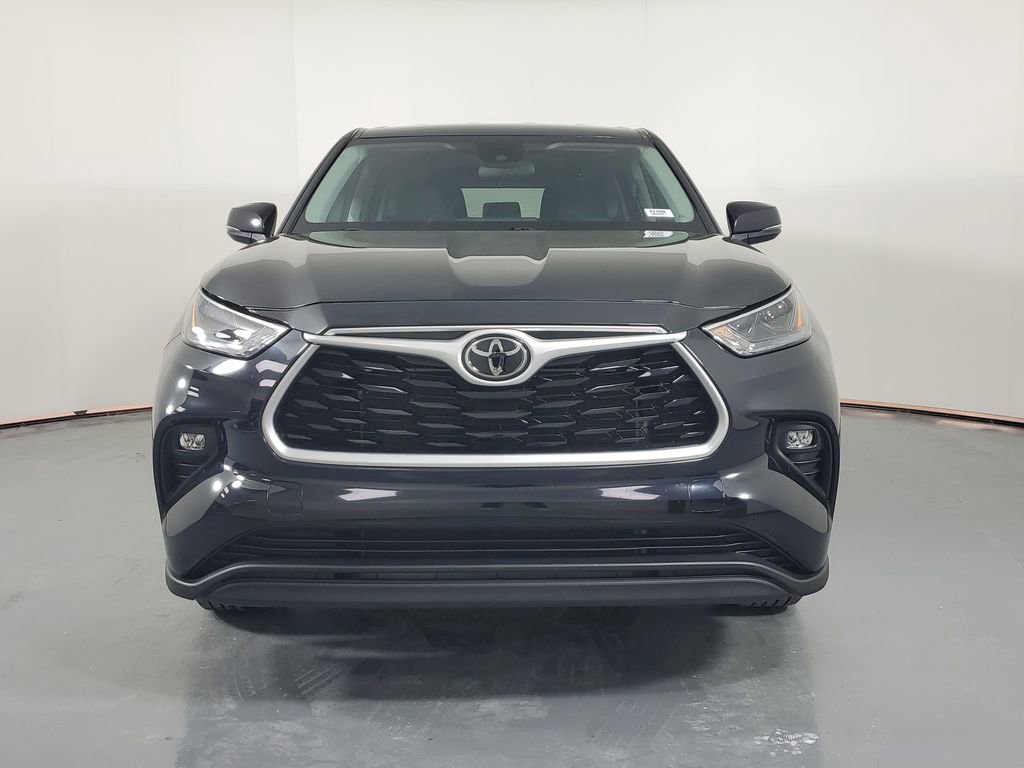 Used 2023 Toyota Highlander LE image 2