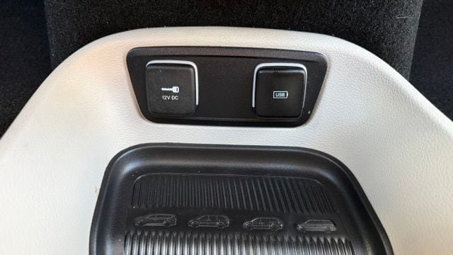 Used 2017 Chrysler Pacifica Touring Plus w/ Tire & Wheel Group FWD image 24