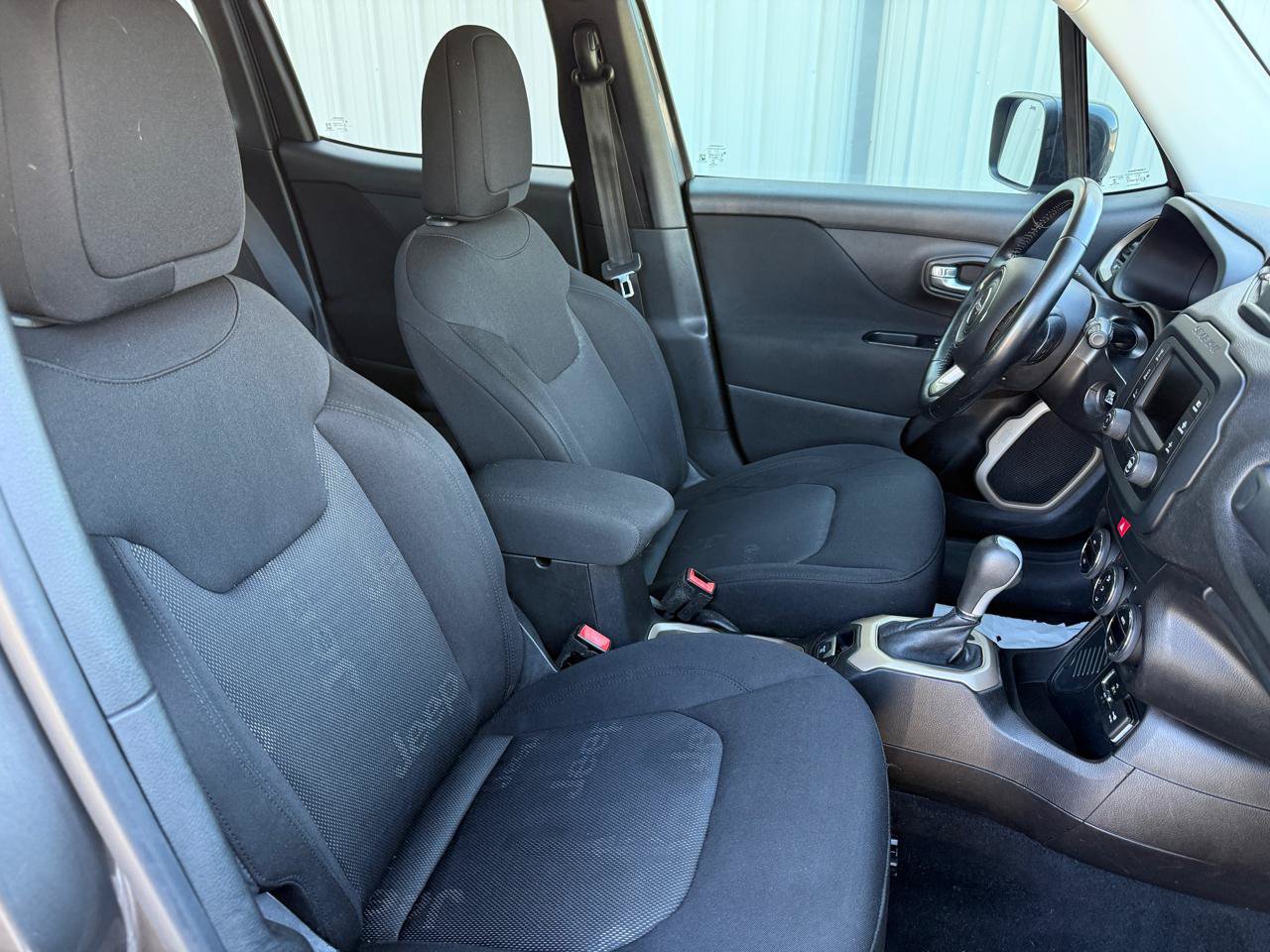 Used 2017 Jeep Renegade Latitude w/ Popular Equipment Group FWD image 22