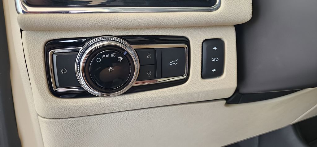 Used 2020 Lincoln Navigator Reserve w/ Luxury Package image 34