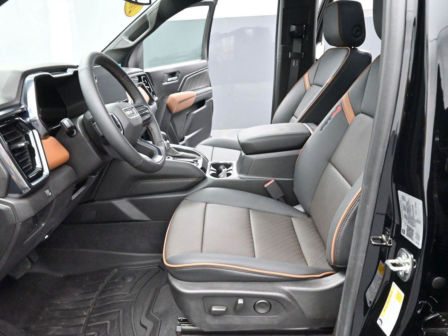 Used 2025 GMC Canyon AT4 w/ Technology Plus Package AWD/4WD image 12