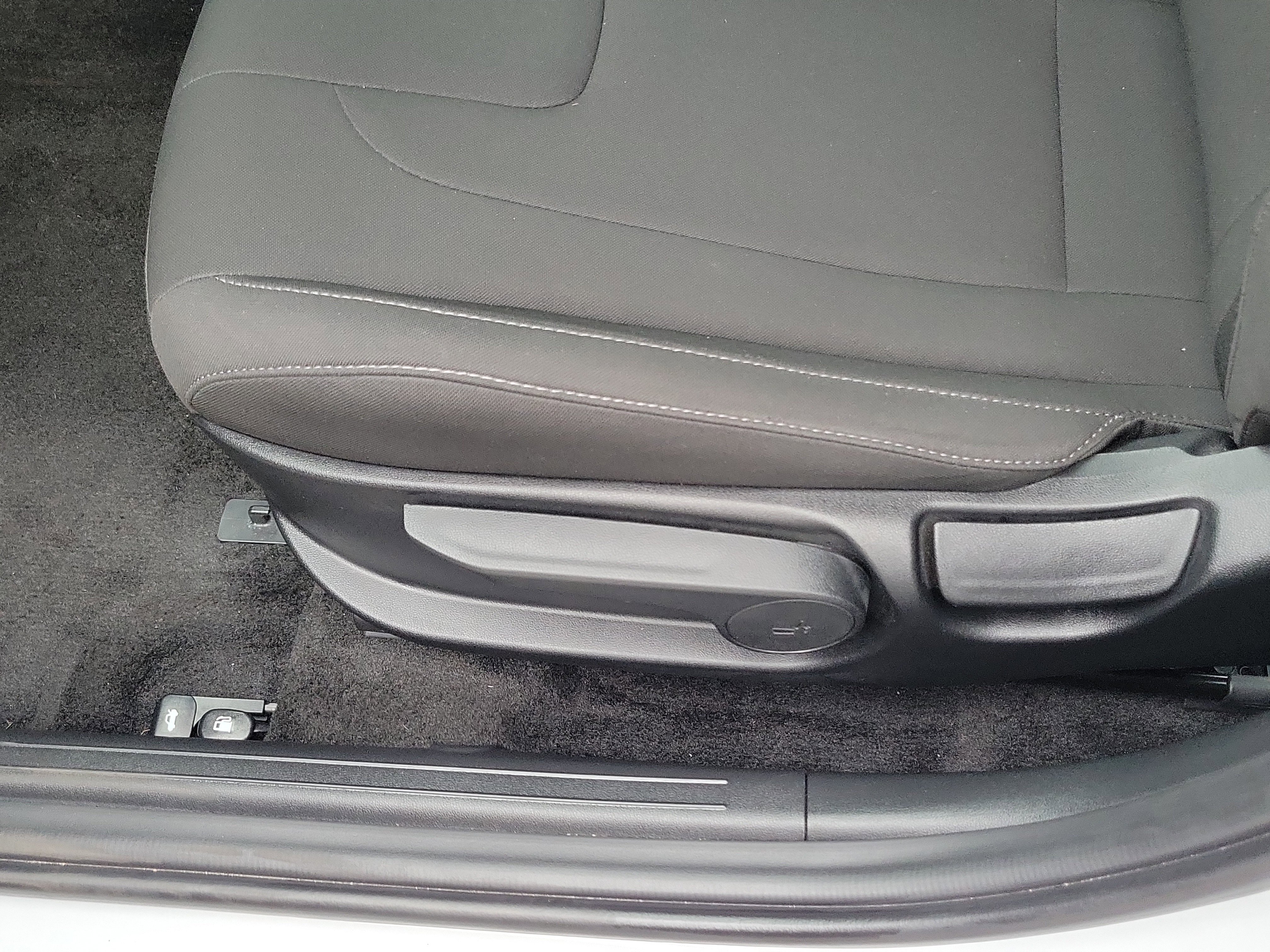 Certified 2025 Hyundai Elantra Sport image 17