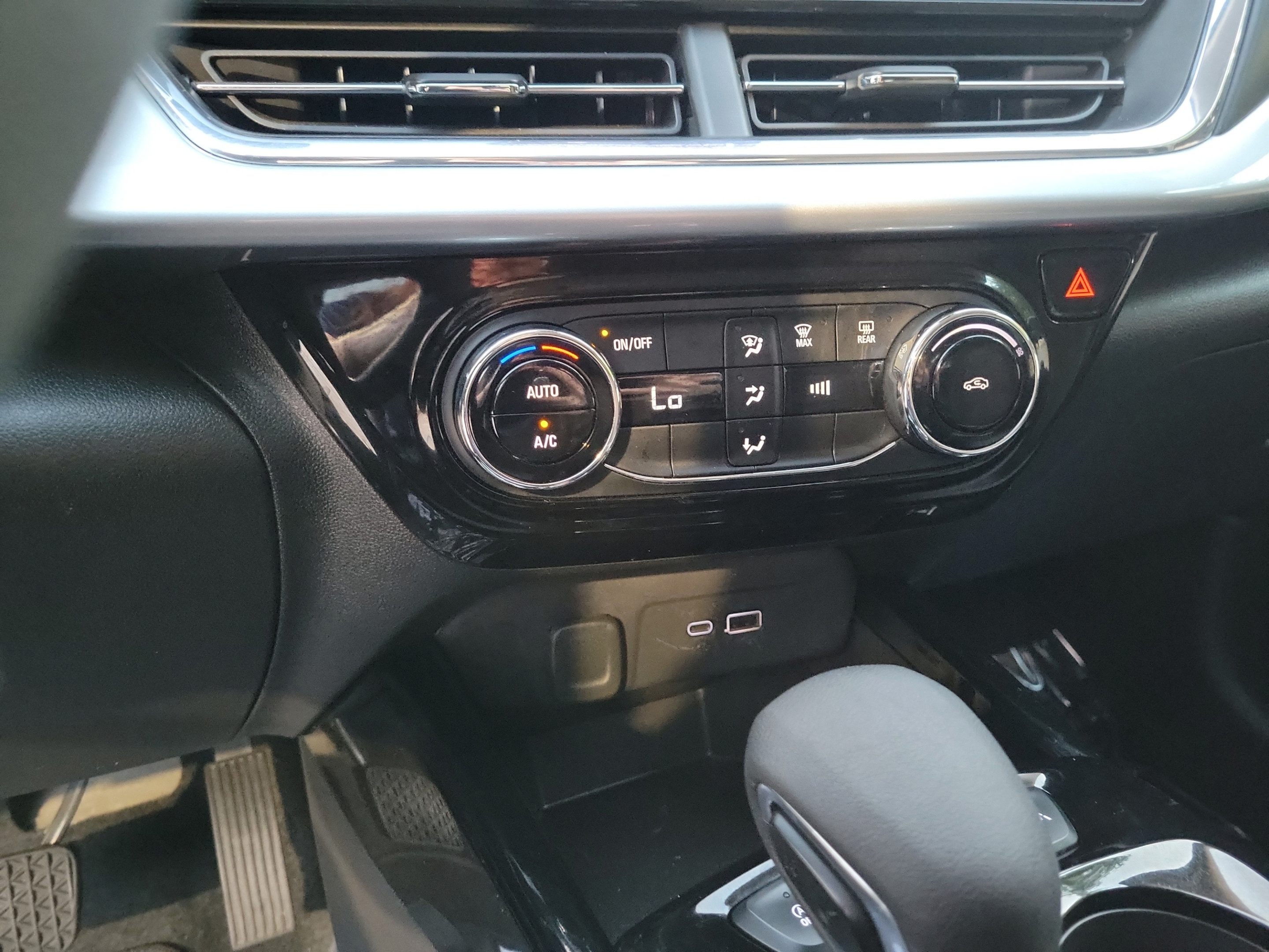 Used 2025 Chevrolet Trax LT FWD image 23