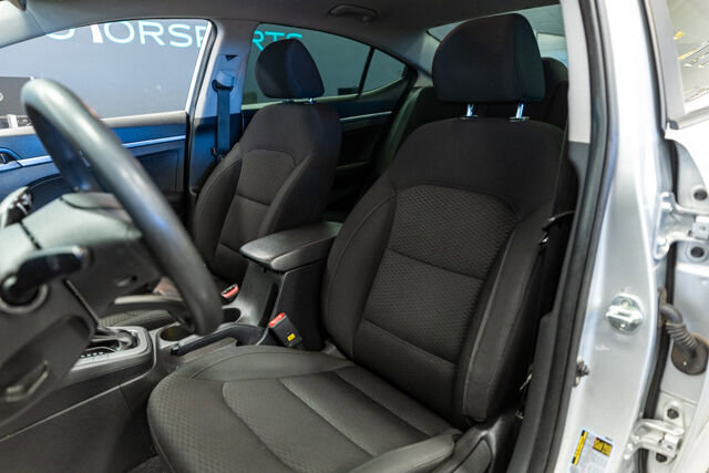 Used 2019 Hyundai Elantra SE w/ Winter Weather Package image 10