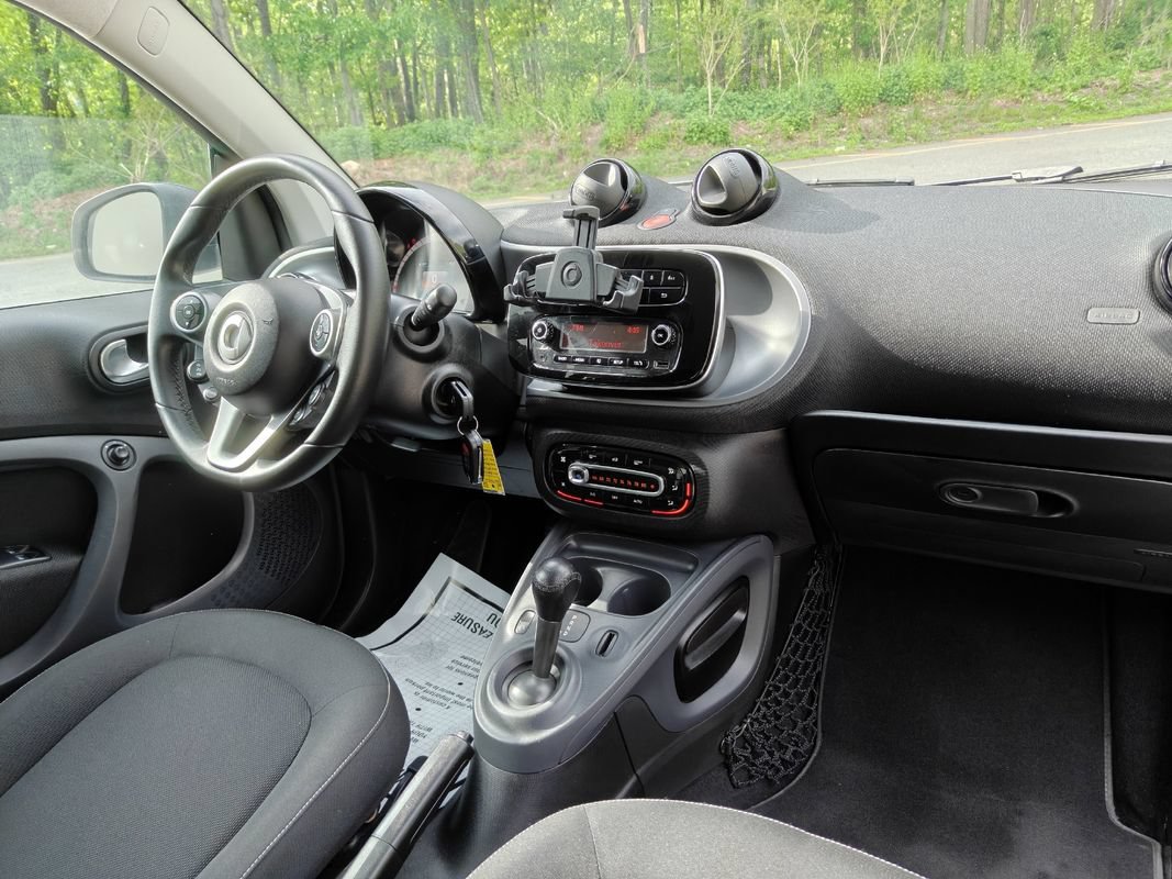 Used 2017 smart fortwo passion RWD image 19