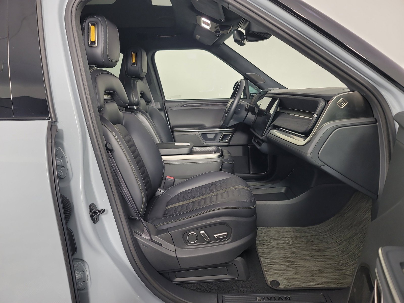 Used 2024 Rivian R1S Adventure AWD/4WD image 24