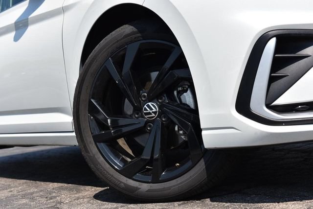 Used 2025 Volkswagen Jetta SE w/ Sunroof Package FWD image 3