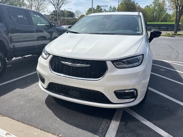 Used 2024 Chrysler Pacifica Touring-L image 3