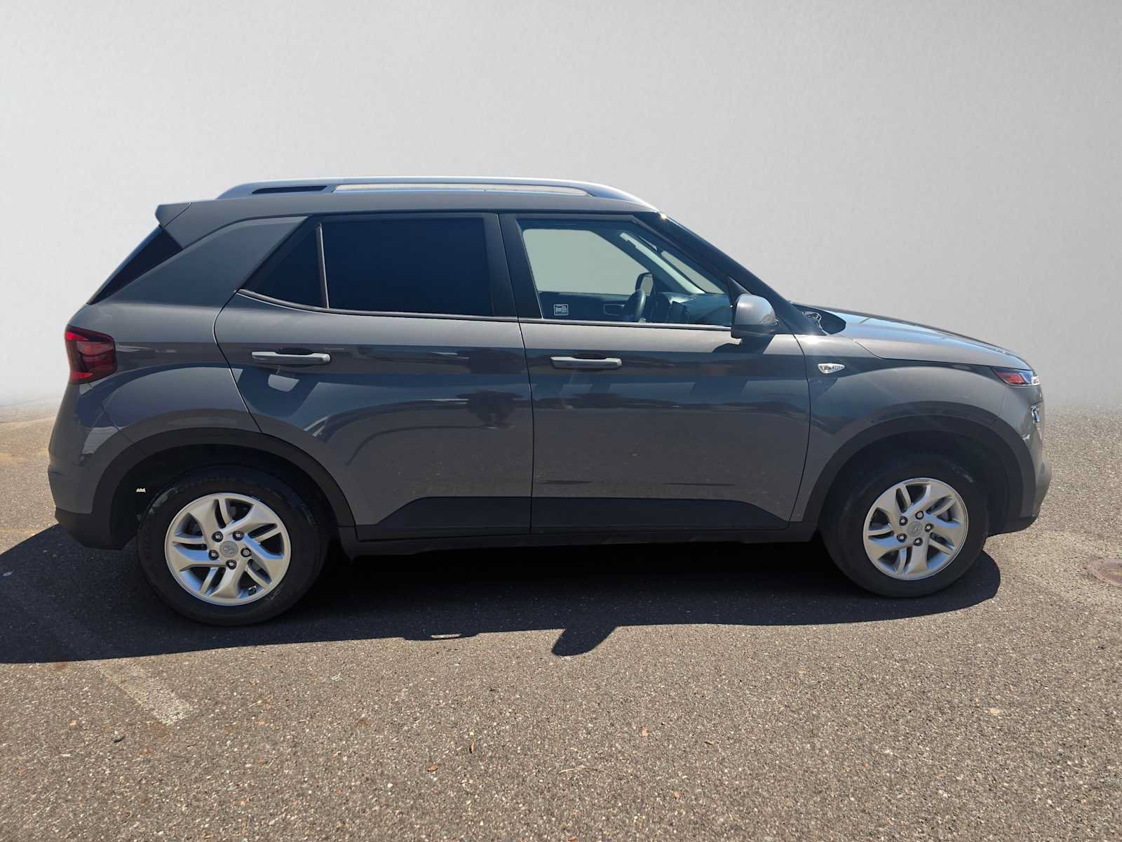 Used 2020 Hyundai Venue SEL FWD image 2