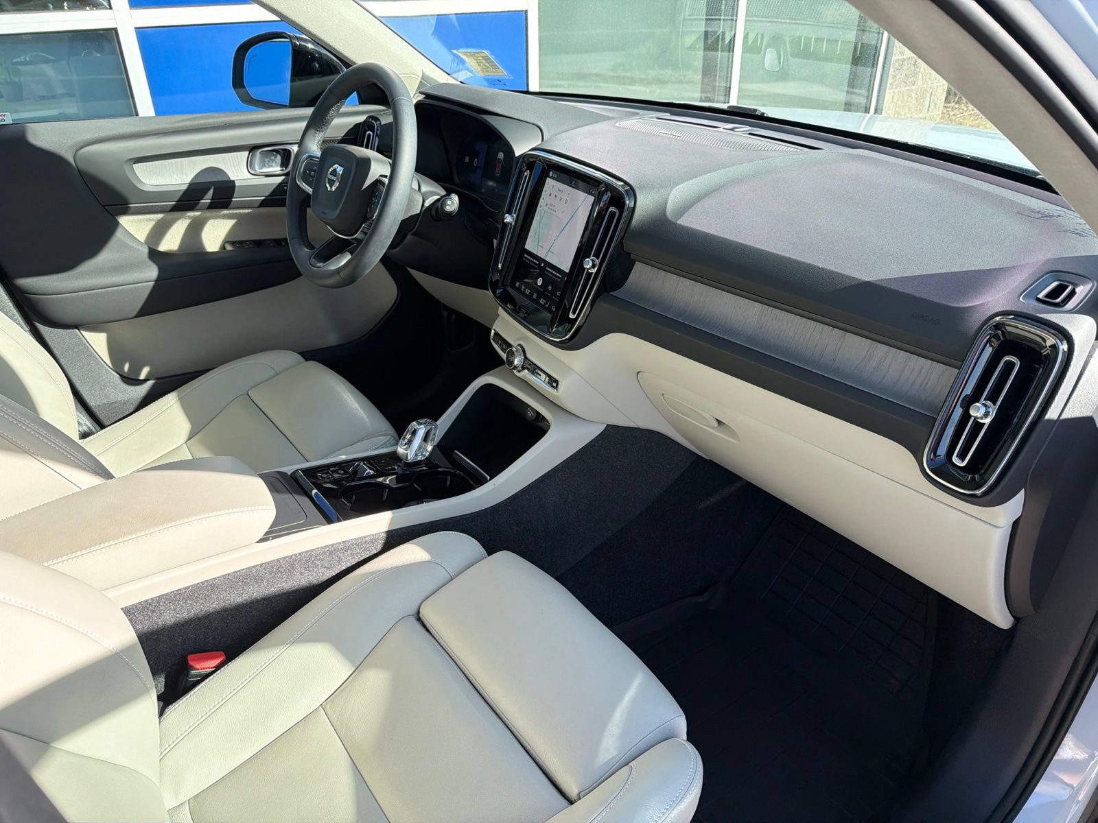 Certified 2024 Volvo XC40 B5 Plus w/ Protection Package Premier AWD/4WD image 27