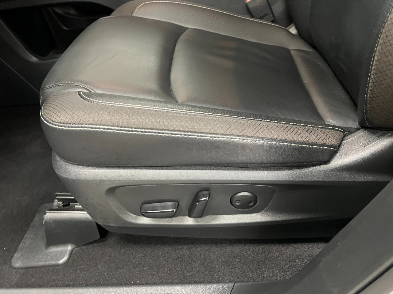 Used 2025 Nissan Pathfinder SL image 23