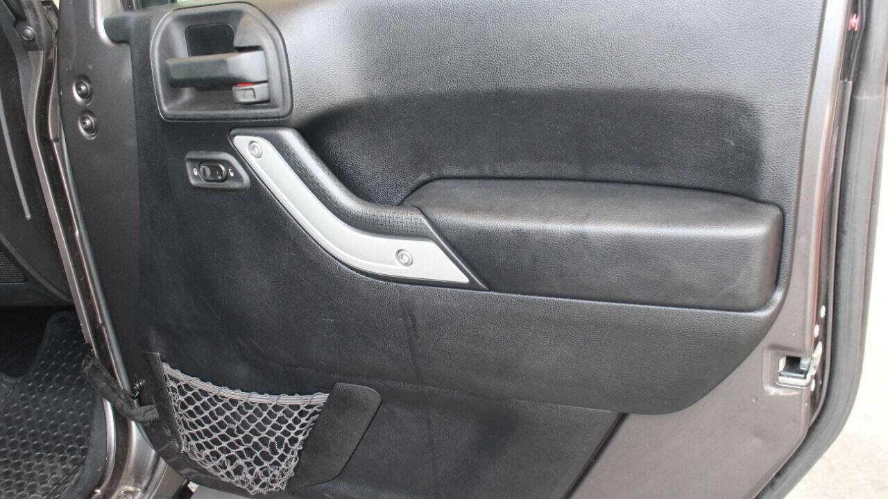 Used 2014 Jeep Wrangler Unlimited Sahara w/ Connectivity Group image 24