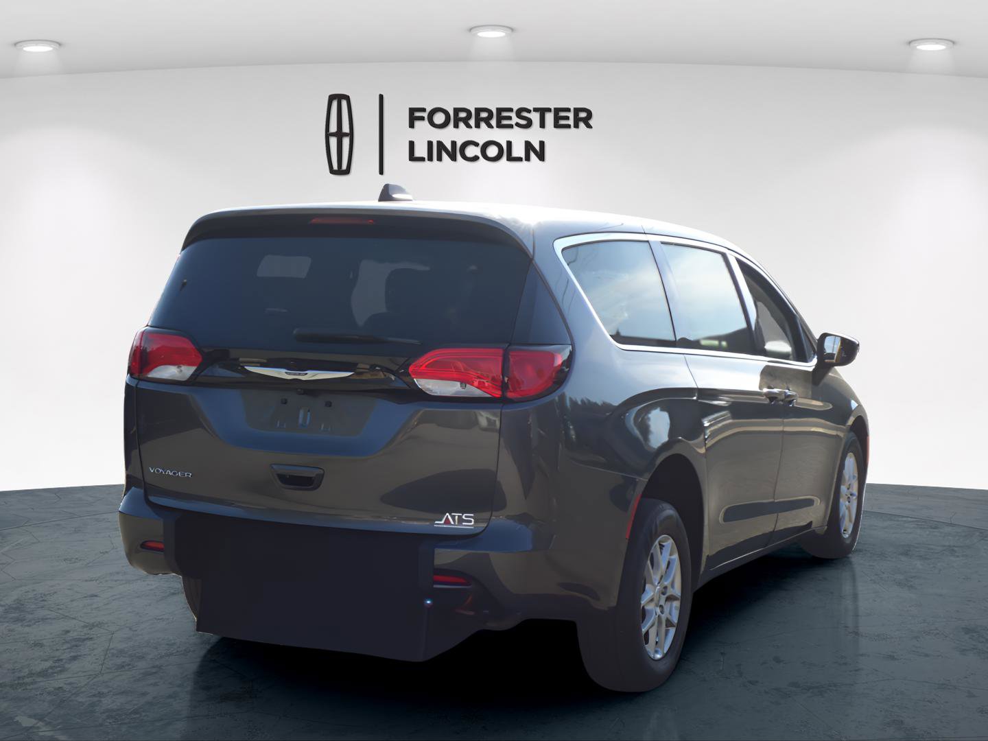Used 2023 Chrysler Voyager LX image 6