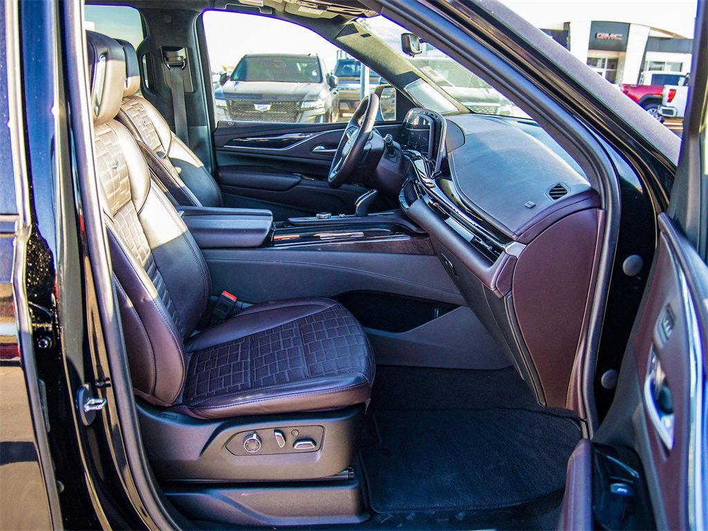 Used 2023 Cadillac Escalade Sport Platinum w/ LPO, ONYX Package image 17