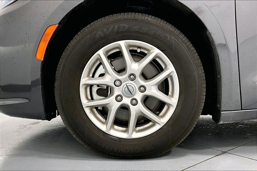 Used 2023 Chrysler Pacifica Touring-L image 11