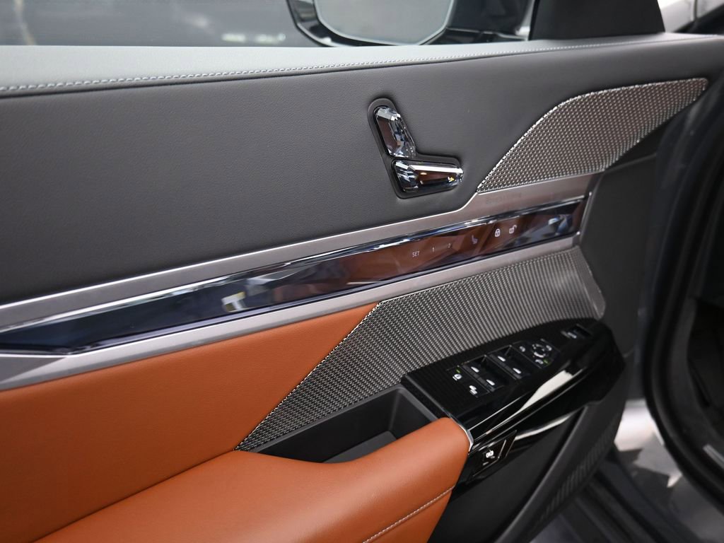 Used 2023 BMW 760i xDrive w/ Executive Package image 9