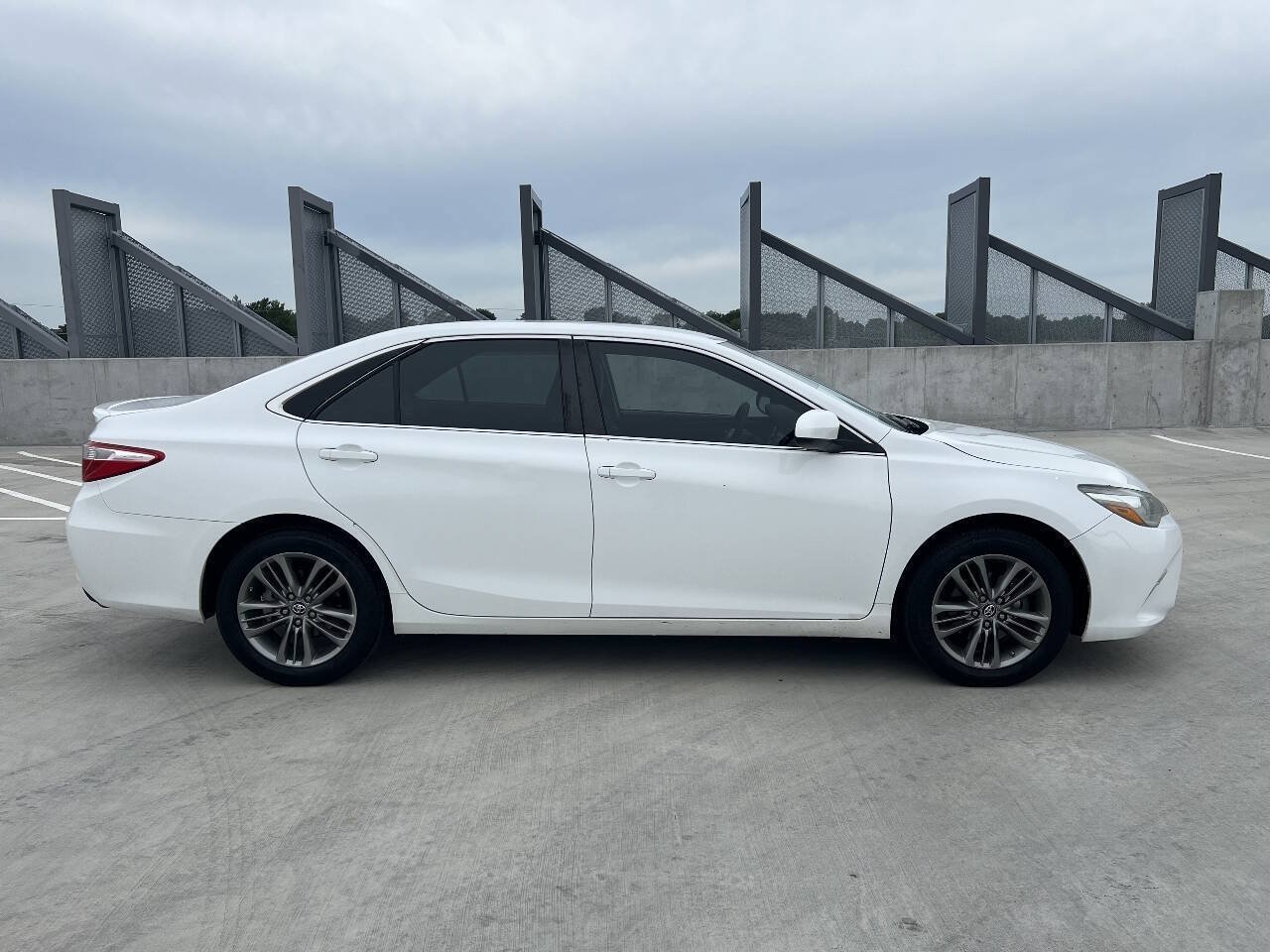 Used 2017 Toyota Camry SE FWD image 5