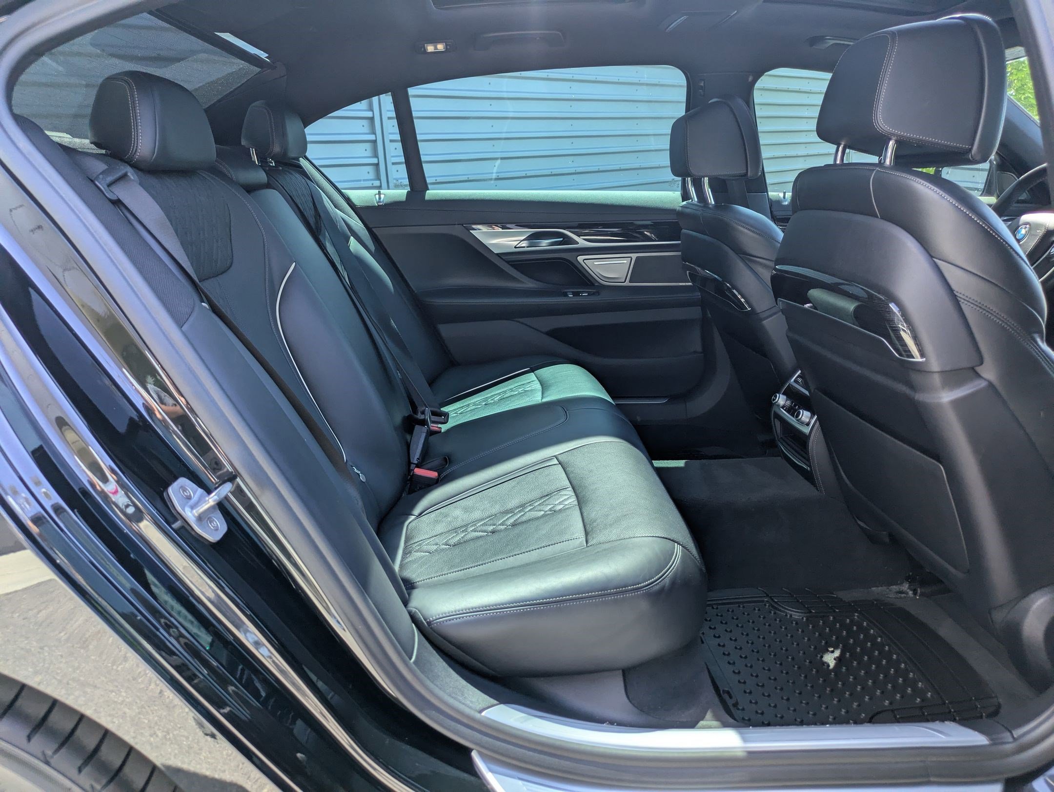 Used 2019 BMW 750i w/ M Sport Package RWD image 30