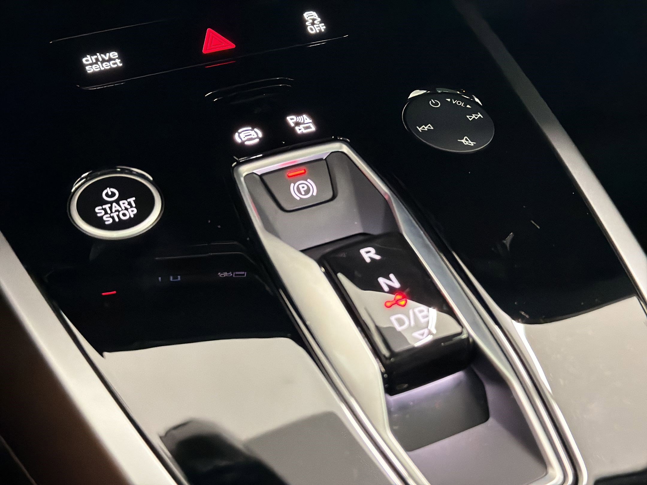 Used 2025 Audi Q4 e-tron Premium Plus w/ Premium Plus image 16