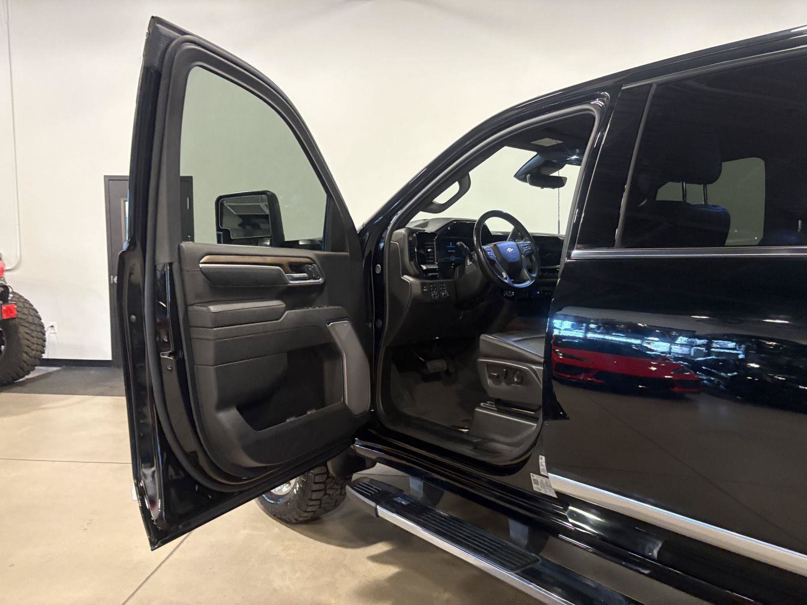 Used 2025 Chevrolet Silverado 2500 High Country w/ High Country Premium Package AWD/4WD image 13