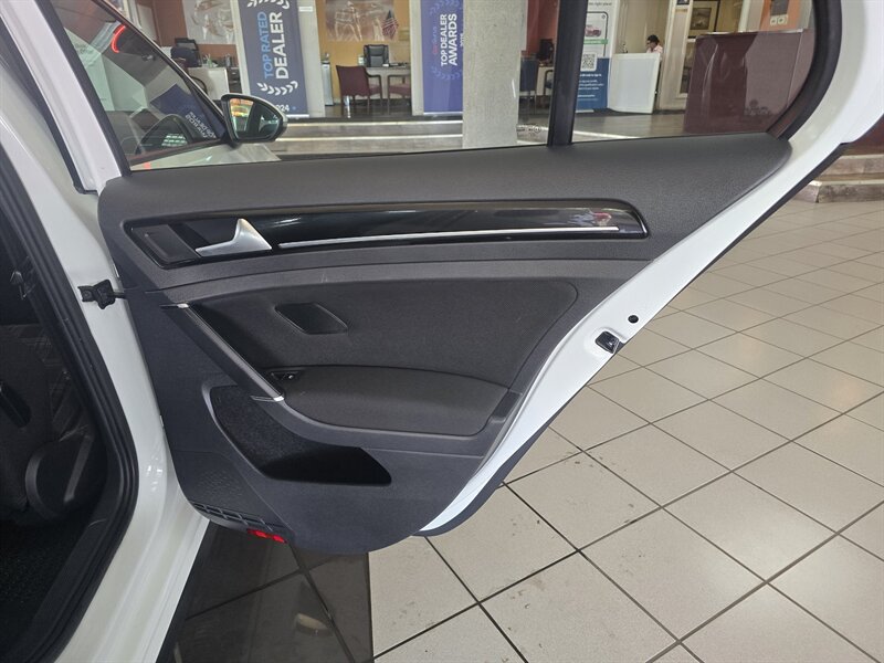 Used 2017 Volkswagen Golf 4-Door FWD image 15