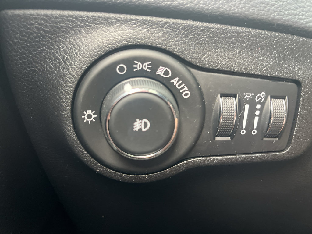 Used 2018 Jeep Compass Limited w/ Navigation Group AWD/4WD image 19