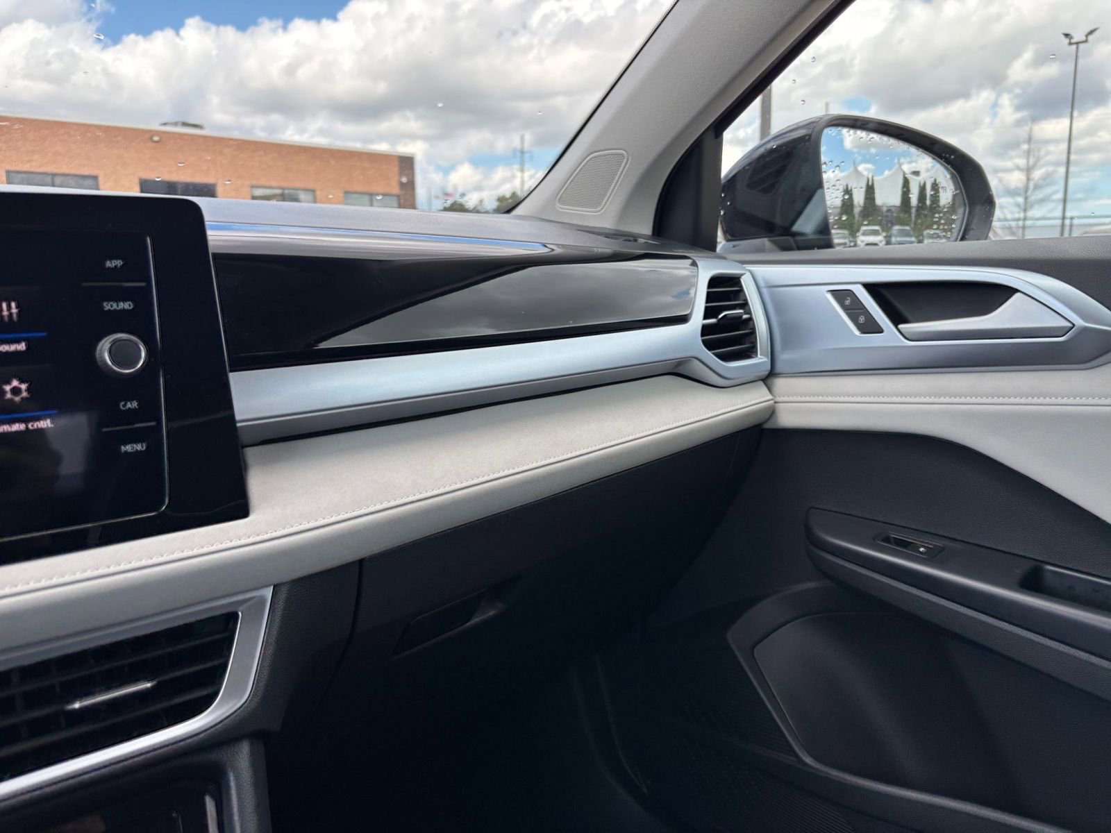 Used 2025 Volkswagen Taos SE FWD image 36