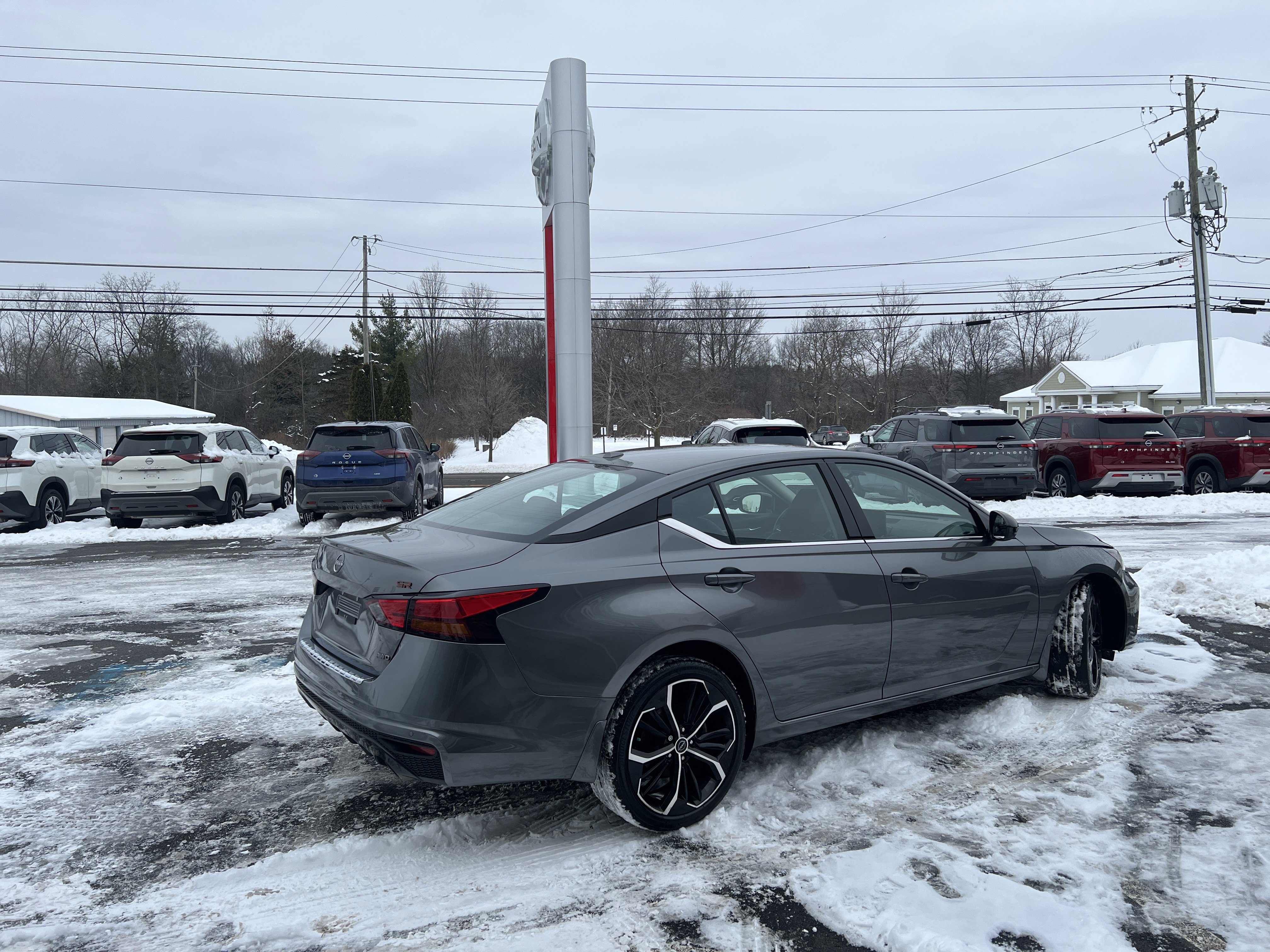 Used 2023 Nissan Altima 2.5 SR w/ SR Premium Package image 11