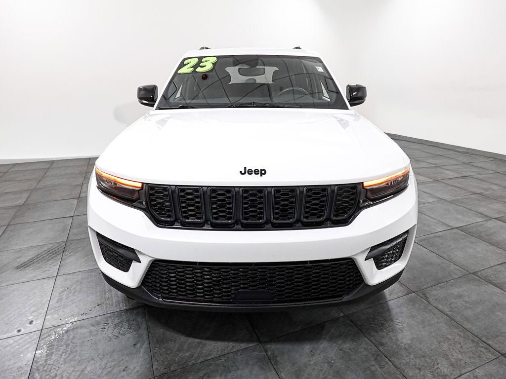 Used 2023 Jeep Grand Cherokee Altitude AWD/4WD image 2