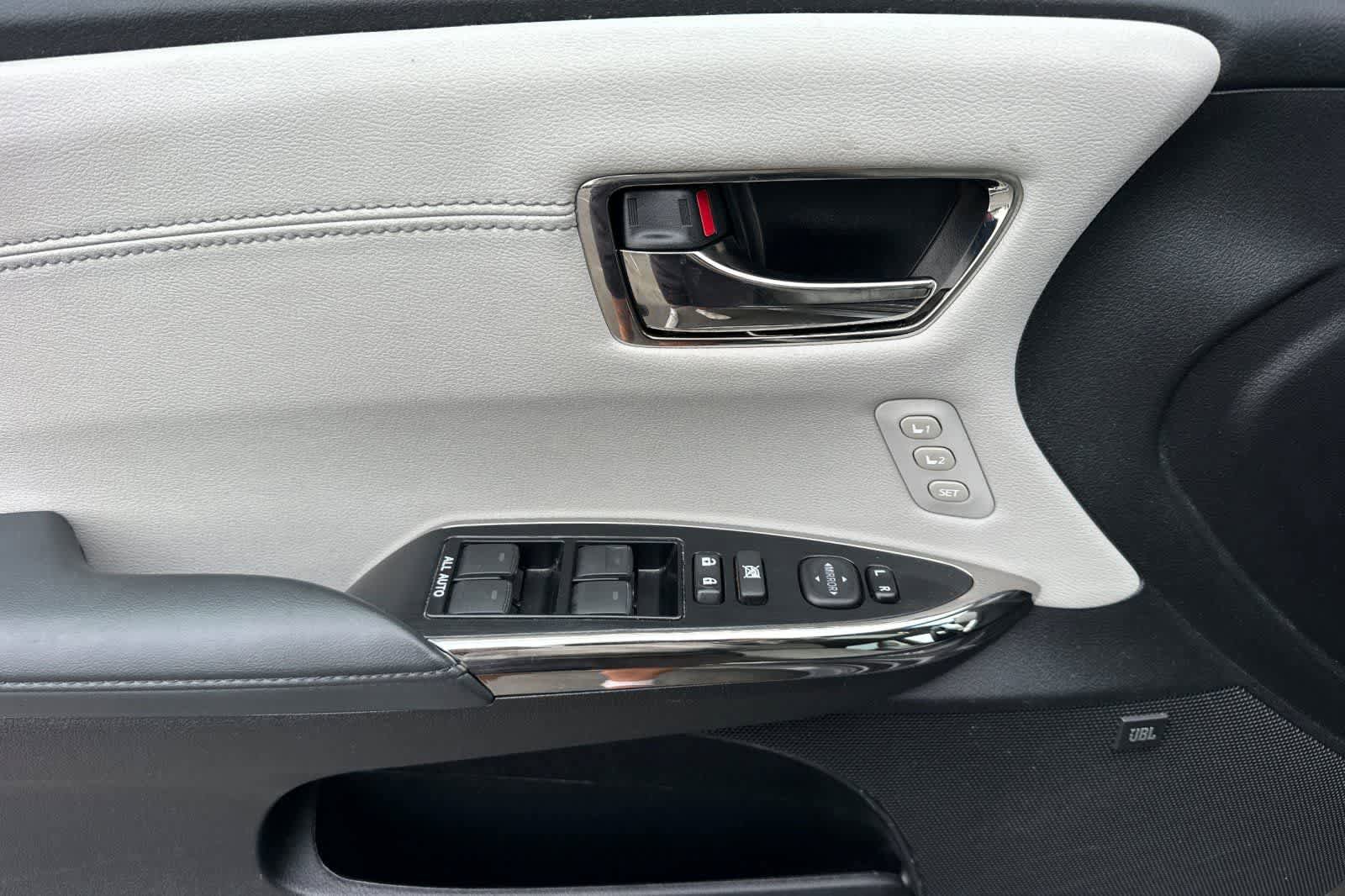 Used 2018 Toyota Avalon Limited w/ Carpet Mat Package FWD image 12