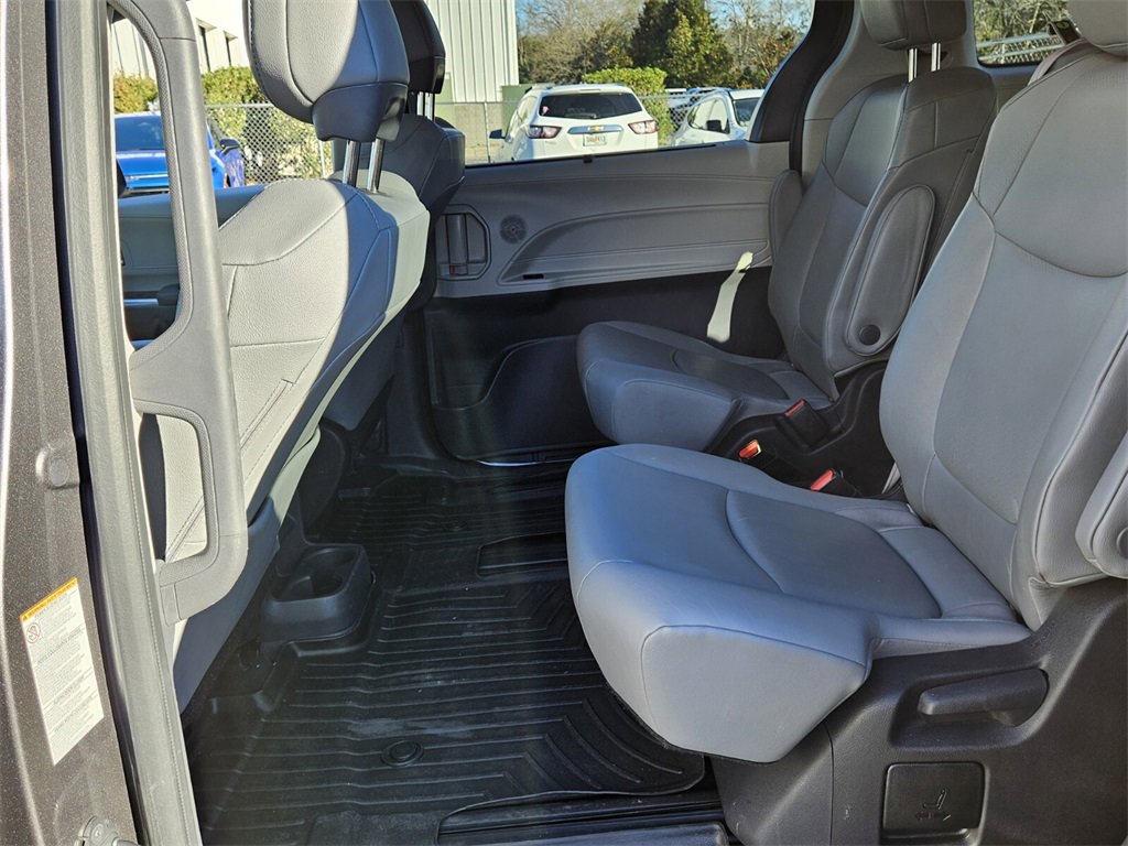 Used 2023 Toyota Sienna XLE image 5